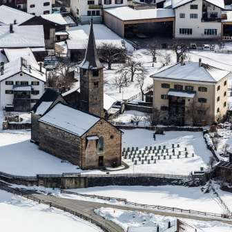 La chiesa di San Martino a Zillis-Reischen in inverno