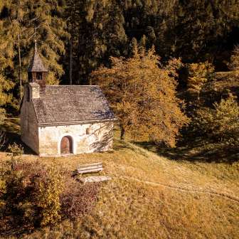 La cappella di Santa Maria Maddalena in autunno