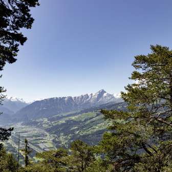 Vista su Thusis e Heinzenberg dal punto panoramico Thusisblick vicino a Feldis