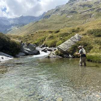 Pesca a mosca nella foresta del Reno