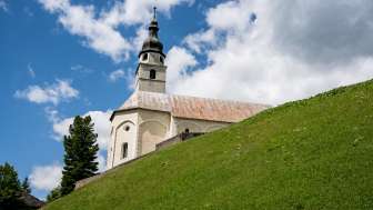 La chiesa riformata di Splügen in estate La chiesa riformata di Splügen in estate