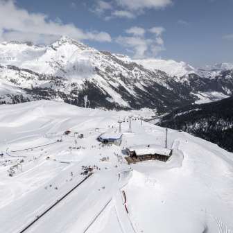 Il ristorante di montagna si trova direttamente alla stazione di montagna nel comprensorio sciistico di Splügen-Tambo.
