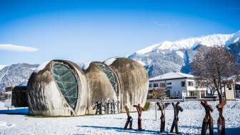 La chiesa di pietra di Cazis in autunno