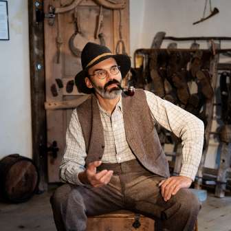 Rappresentazione scenica con Erwin Dirnberger nella CasaStorica Andeer