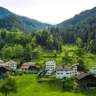 Zillis-Reischen con il castello di Haselstein