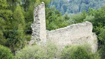 Rovine del castello di Heinzenberg vicino a Präz
