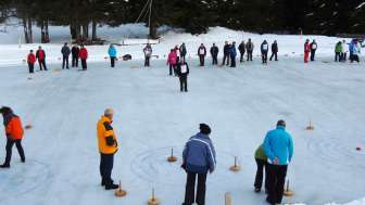 Curling sulla pista di ghiaccio naturale di Oberurmein Curling sulla pista di ghiaccio naturale di Oberurmein