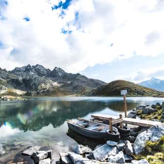 Lago superiore di Suretta con barca a remi e pontile