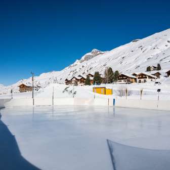 La pista di ghiaccio naturale di Avers-Juppa con Juppa