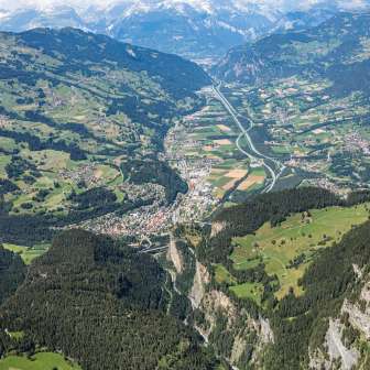 Veduta aerea di Thusis con l'Heinzenberg e il Domleschg