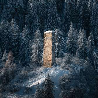 Le rovine del castello di Cagliatscha in inverno