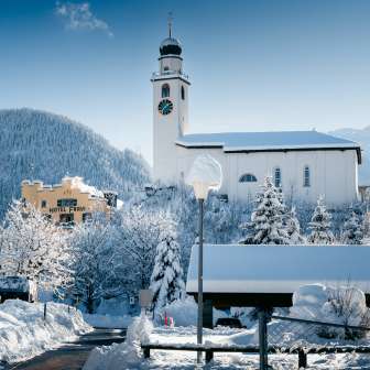 L'Hotel Fravi e la chiesa di Andeer in inverno