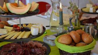 Colazione nel giardino Urmein Etagere