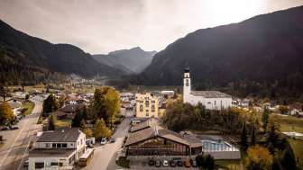Andeer con la chiesa riformata in autunno Andeer con la chiesa riformata in autunno