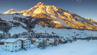 Il villaggio di Splügen in inverno al tramonto