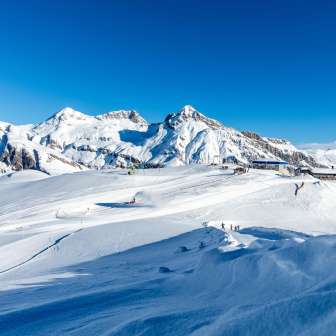 La stazione a monte del comprensorio sciistico Splügen-Tambo con il ristorante Tanatzhöhi