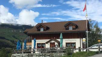 Il borgo di Pignia con il ristorante Caltgera in estate Il borgo di Pignia con il ristorante Caltgera in estate
