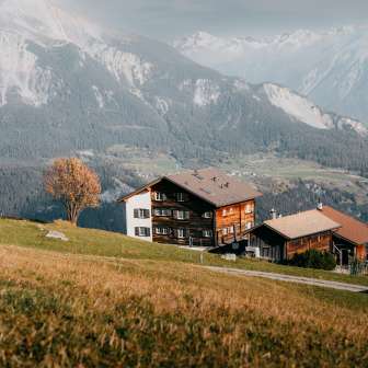 La Gasthaus Post a Obermutten in autunno