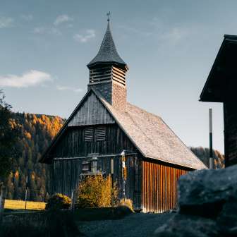 La chiesa di legno di Obermutten in autunno