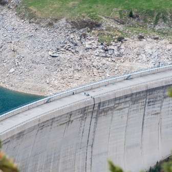 Il muro della diga nella Valle di Lei