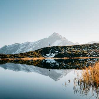 Il lago Pascuminer sull'Heinzenberg in autunno