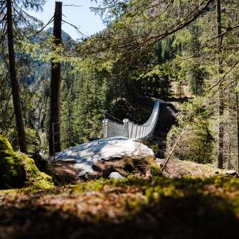 Ponte sospeso sentiero forestale Innerferrera