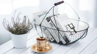 Caffè tra i libri (Pixabay)
