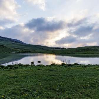 L'alba al lago Libi sullo Schamserberg