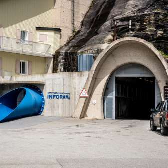 Inforama e portale del tunnel nella Valle di Lei
