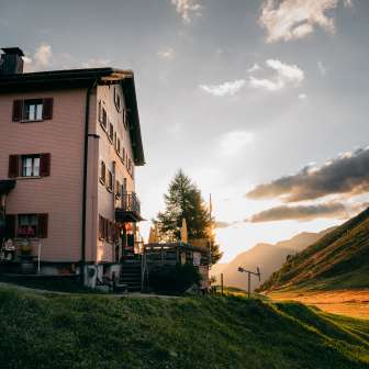 La locanda Beverin sul Glaspass al sorgere del sole