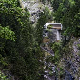 Centro visitatori e scalinata nella Gola della Viamala