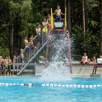La piattaforma per i tuffi della piscina di Thusis