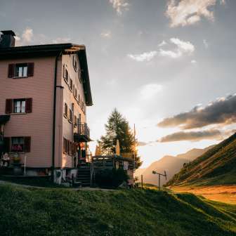 La locanda Beverin sul Glaspass al sorgere del sole