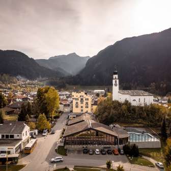 Andeer con bagni minerali e chiesa riformata in autunno