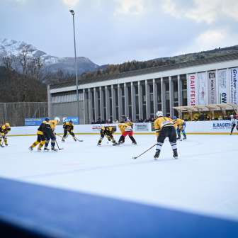 Gioco divertente con le celebrità sulla pista di ghiaccio artificiale di Sils i.D.