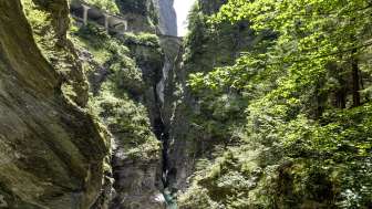 L'imponente gola della Viamala con i suoi due ponti storici L'imponente gola della Viamala con i suoi due ponti storici