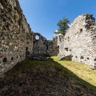 Le rovine del castello di Splügen dall'interno