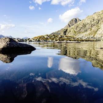 Lago di montagna Splügenpass