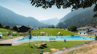 La piscina all'aperto dell'Andeer La piscina all'aperto dell'Andeer