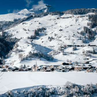 Donat con Schamserberg e Piz Beverin in inverno