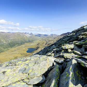 Il basso Schwarzsee sopra la valle di Madrisa nelle Avers