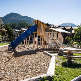 Parco giochi Feldis vicino all'edificio scolastico