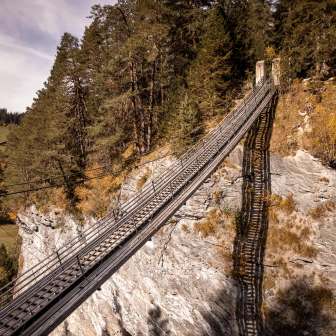Il ponte traverser in autunno