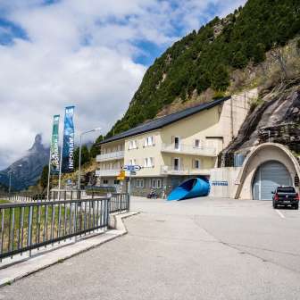 Inforama e portale del tunnel nella Valle di Lei